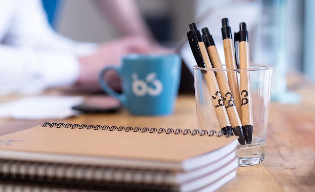 Block och pennor med B3-logotyp